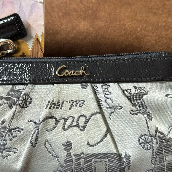 Vintage COACH perfect pre-loved condition wristlet. Two-tone blue with silver.
